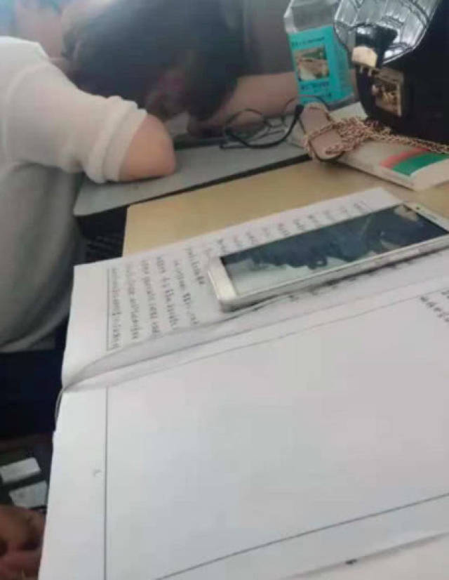 最近,就有一位同学在上课睡觉的时候,被同桌偷拍
