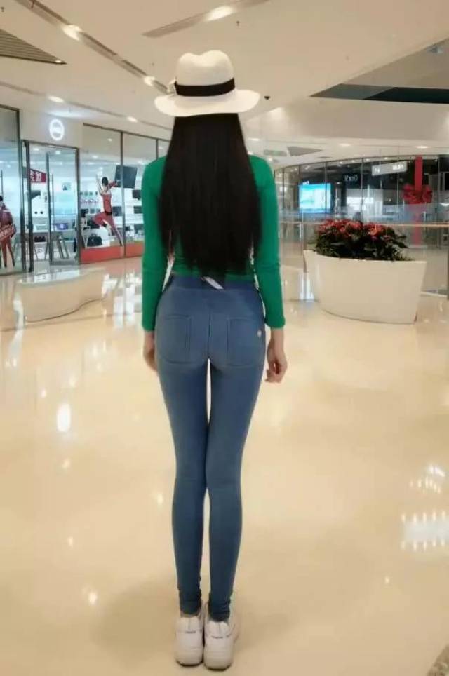 时尚街拍!"筷子腿"女人穿上牛仔裤,腰身比例放大呈现