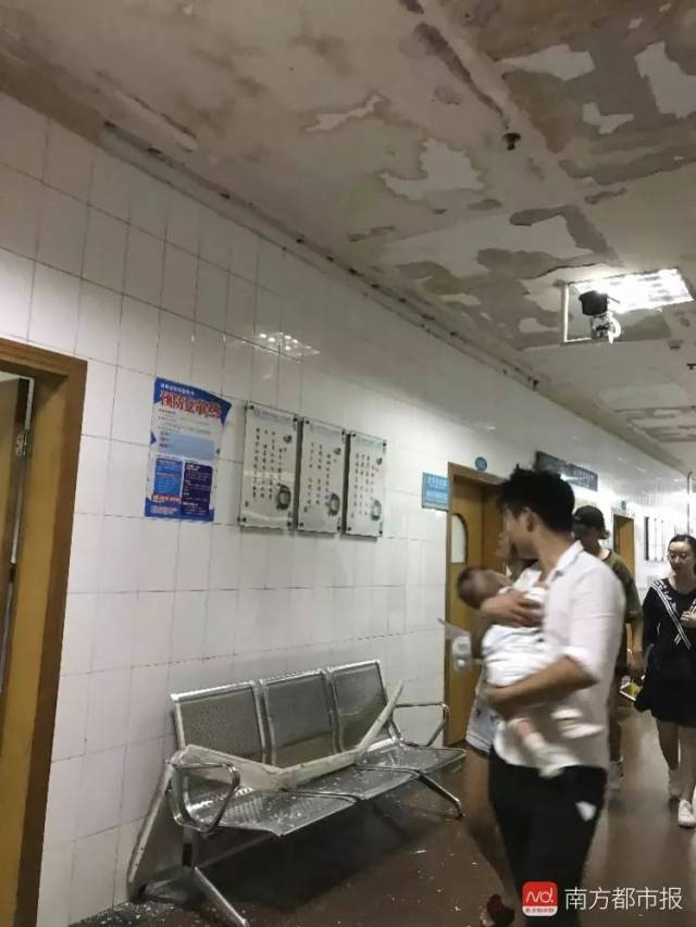 惊魂一幕!深圳男子带娃看急诊,医院天花板突然
