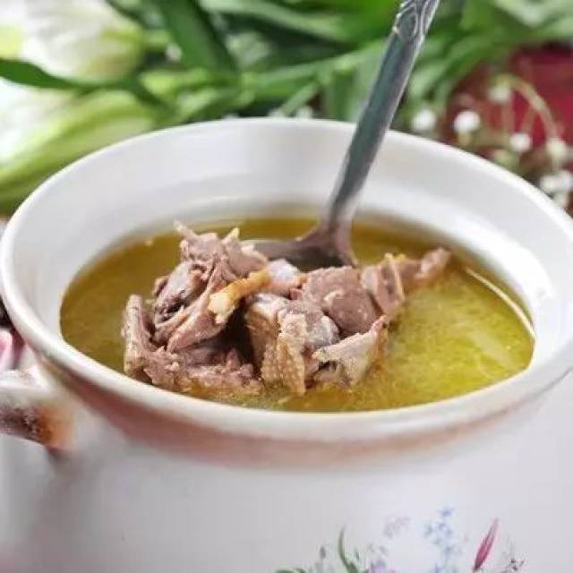 做法: 1,鸽子洗净,放入滚水里面,加点料酒,去血,捞出,洗净.