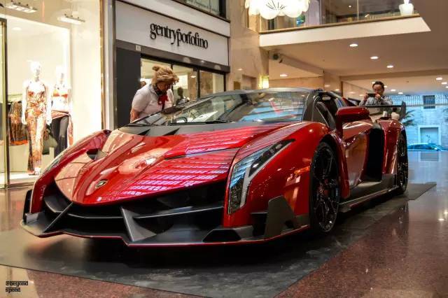 一枚红色的毒药—敞篷版兰博基尼veneno roadster