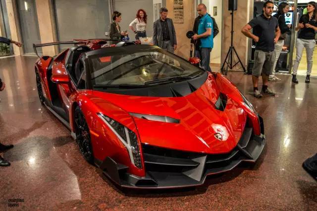 一枚红色的毒药——敞篷版兰博基尼veneno roadster