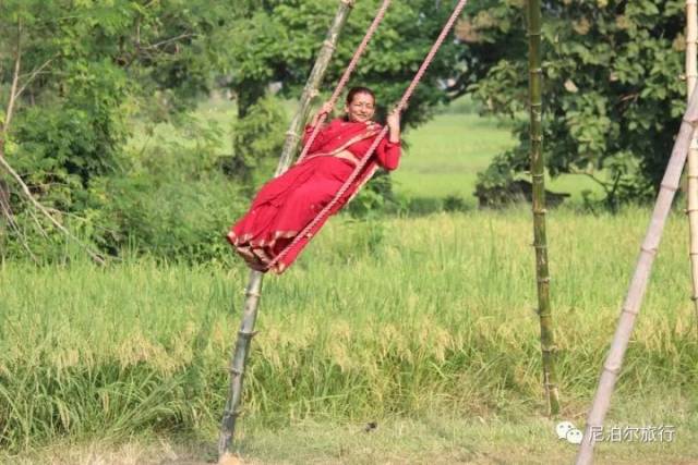 孩子们,少男少女会荡起秋千一试身手,还有双人秋千这种高难度动作.