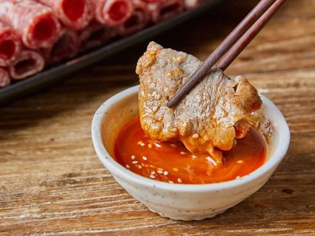 吃火锅,可以直接用夹江腐乳作为蘸料,地道的四川风味,也可加入麻酱