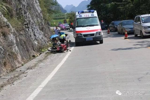 大化:摩托车发生翻车,撞上了路沿警示杆,2死2伤