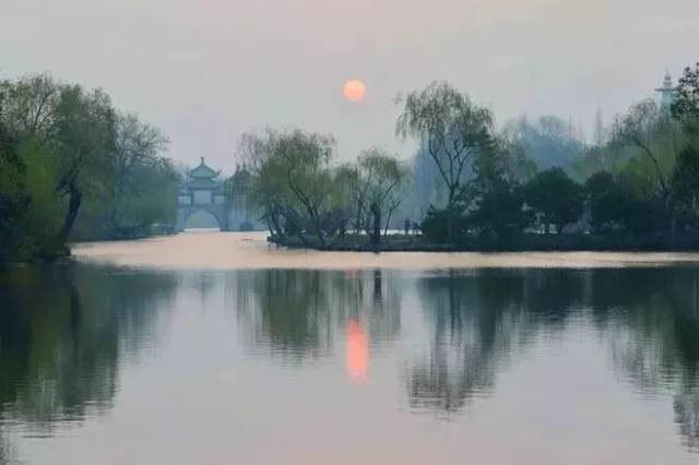 钱塘湖春行 【唐】白居易 孤山寺北贾亭西,水面初平云脚低.