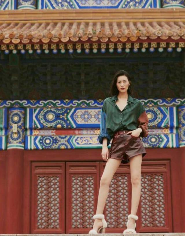 网友机场偶遇刘雯大表姐 为人随和气质好