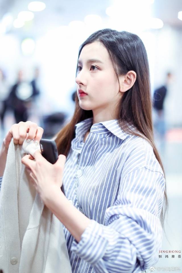 宋祖儿机场撩个头发就能撩到10w 网友?是心动的感觉!