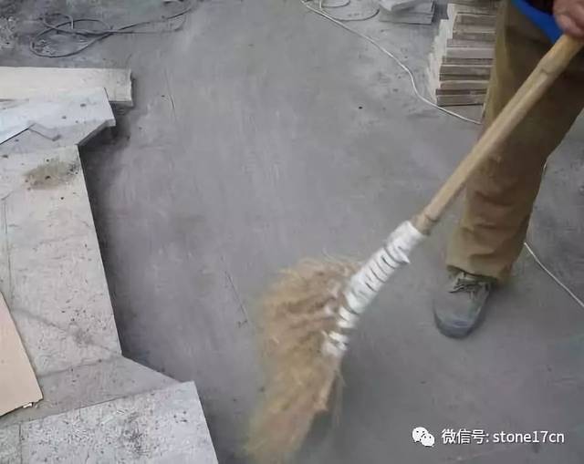 ▼(2)放样弹线:精确排版,在四周墙面上弹出标高控制线,在基层上弹出