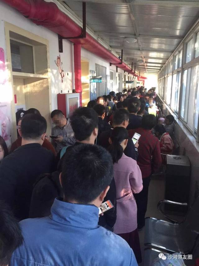 排队排到吐?在沙河带孩子打个疫苗真难啊!