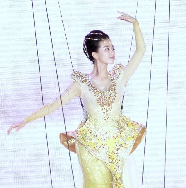 明星 ● 金鹰女神花落迪网页游戏私服大全丽热巴!BTW,我们还是先来看看往届的金