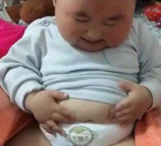 1岁宝宝摸着自己肚子上的肉, 接下来宝宝表情, 让人哈哈大笑_手机搜狐
