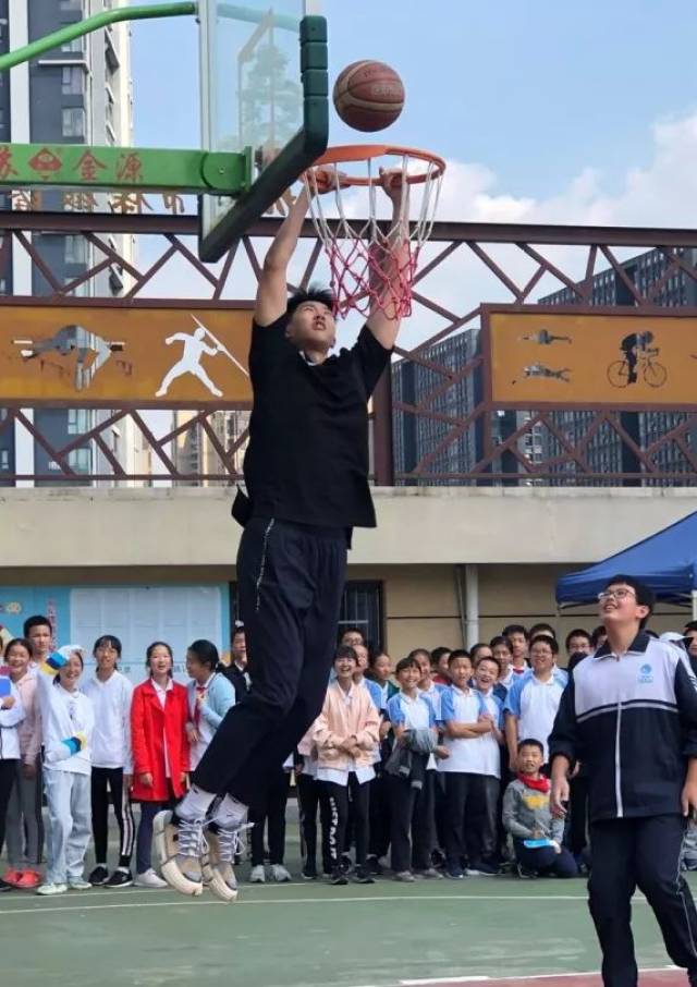 广厦男篮青年队双胞胎兄弟赵嘉仁,赵嘉义现场与小球迷切磋球艺