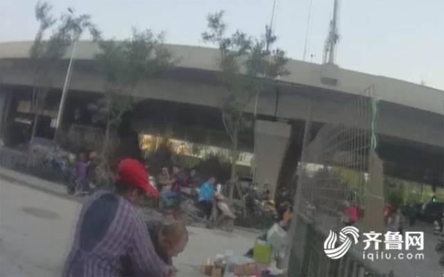 子不孝父之过,父亲竟然当着孩子的面打交警,这