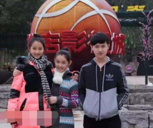 关晓彤和蒋依依,张逸杰也曾经是好朋友的样子,而蒋依依也是圈中著名的