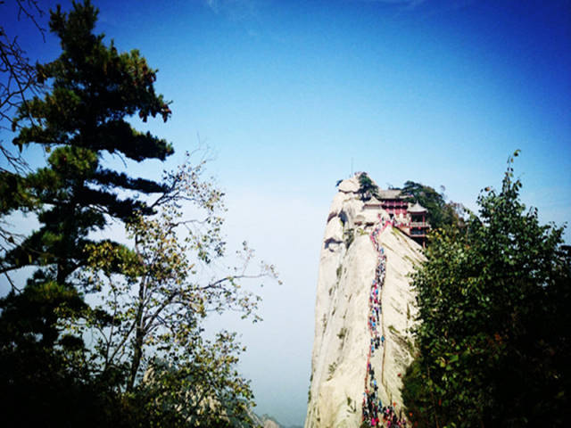 杨过与小龙女携手共游华山玉女峰.
