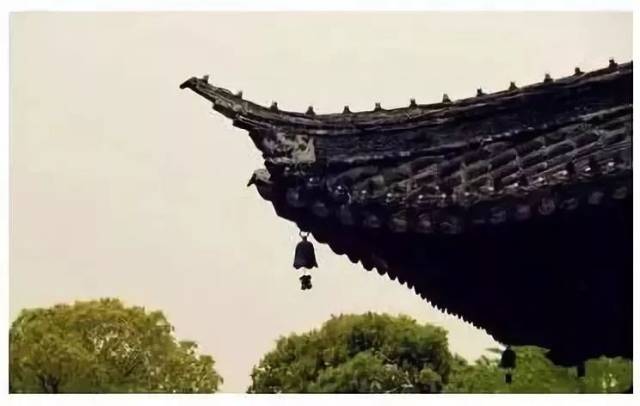 后来, 因为这四十八个铃铛很清脆,人们就叫这里为铃铛阁.