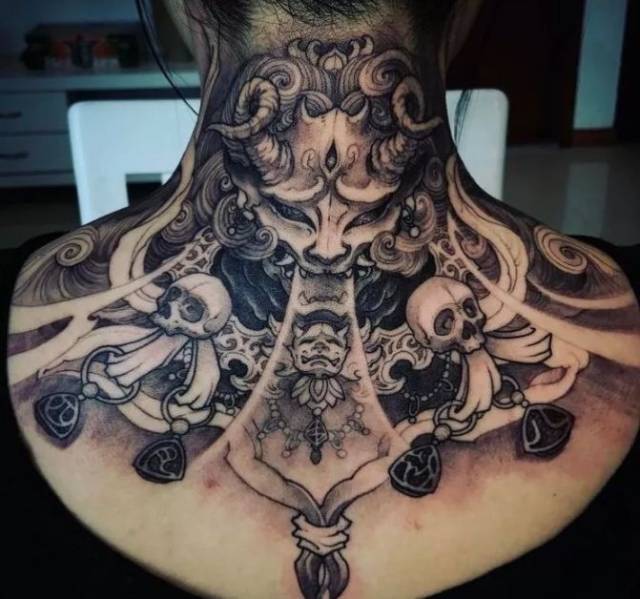 脖子纹身 你敢尝试?