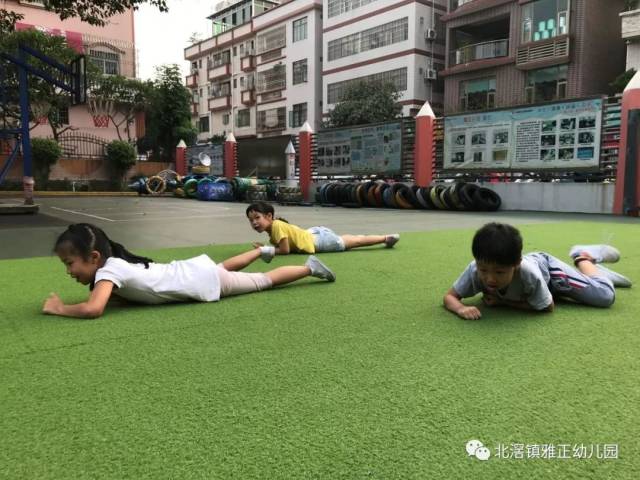 孩子们努力学习匍匐前进动作要领