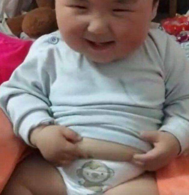 1岁宝宝摸着自己肚子上的肉, 接下来宝宝表情, 让人哈哈大笑_手机搜狐