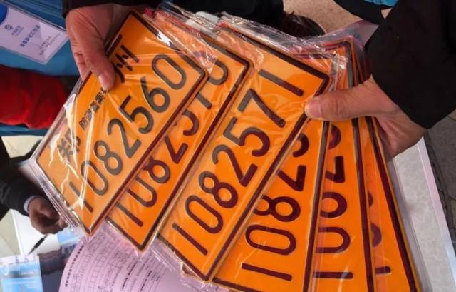 郑州第一张电动自行车牌0000001发出! 140个免费上牌点公布