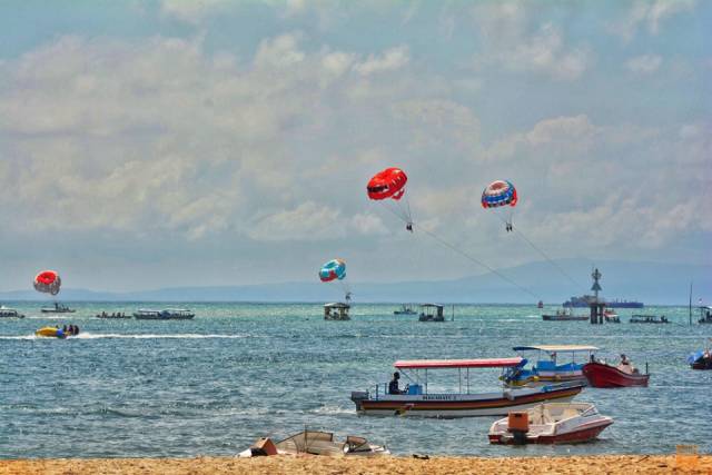 巴厘岛海滩大比拼, 晒肉发呆滑翔伞 你会选择哪一个?