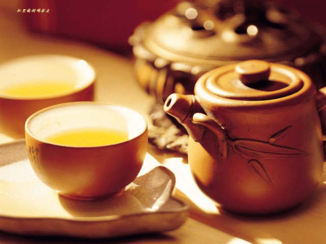 不仅饮茶,还要吃点心,大家坐下来聊天喝茶,是独广东的社交方式