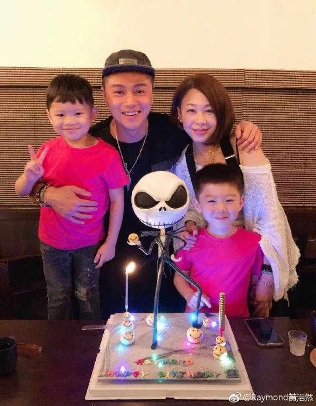 一反应是 原来现在43岁的黄浩然 在2005年跟拍拖4年的女友莫家嘉结婚