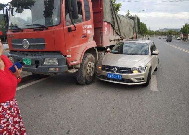 大众宝来变道遭大货车剐蹭,车主:难以接受这样的事实!