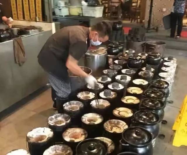 顺德网红店猪肉婆,以最传统的瓦煲,煤炉 细火慢炖两小时制成银杏猪肚