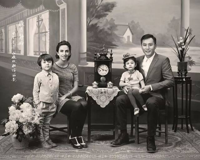 2014年的一天,刘烨带着家人们拍的民国风全家福,就是在这面最经典的