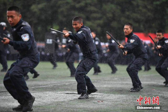 云南警官学院举行军训汇报演练