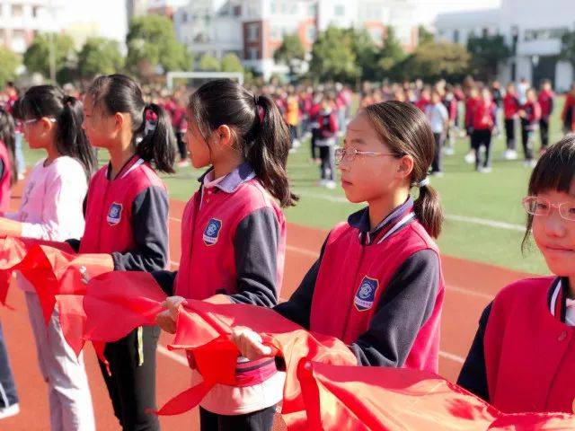 为庆祝中国少年先锋队建队69 周年纪念日, 叶榭学校开展"争做新时代