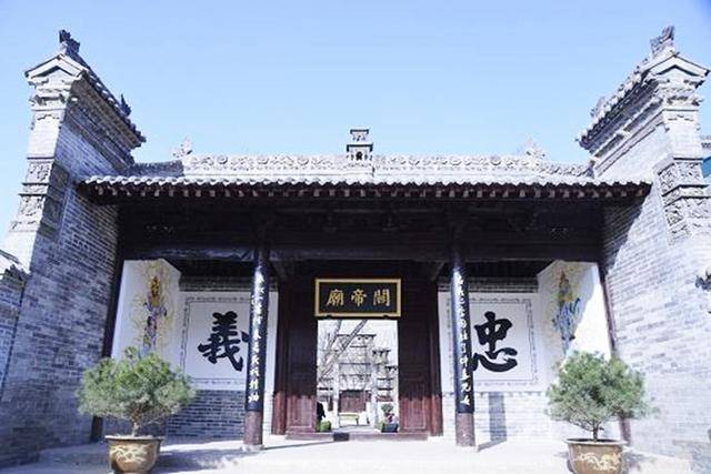 华阴关帝庙位于岳庙步行街东段,西邻岳西村,东临西岳庙,始建于明万历