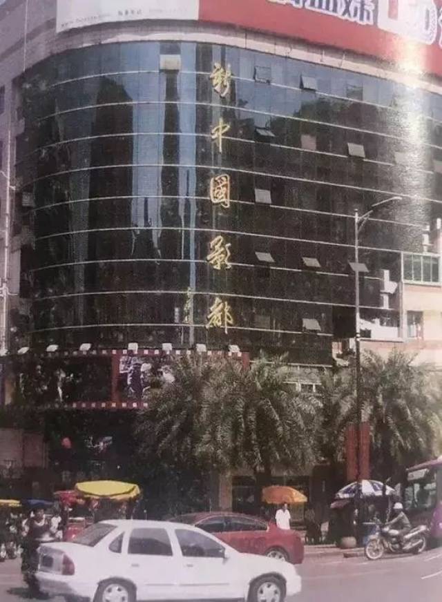 这种观影热潮持续到上世纪90年代初,随着电视,录像机的出现,到电影院