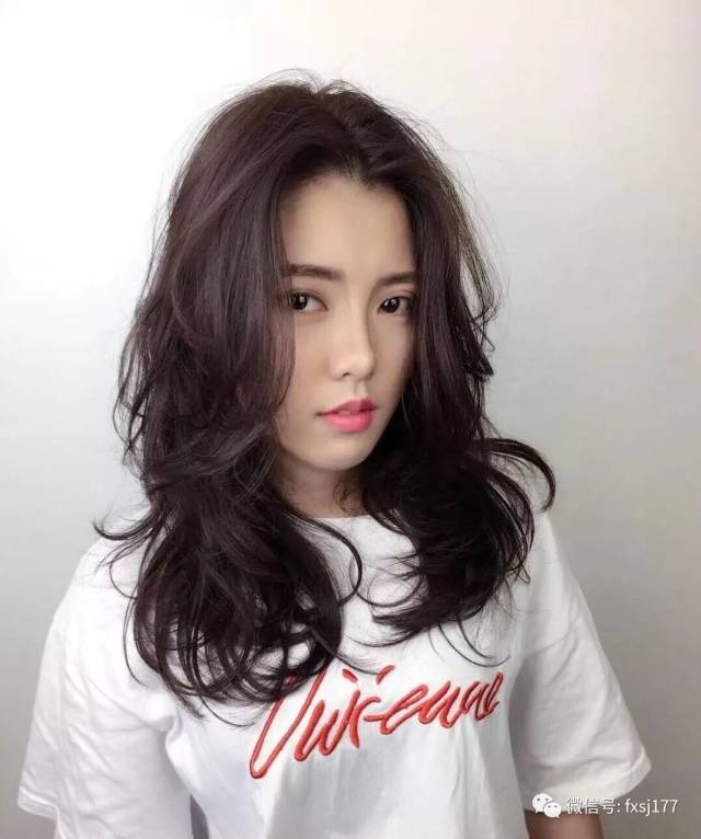 中长发的妹子不烫不染简直可惜了,想要洋气又妩媚动人,不能不烫发,微