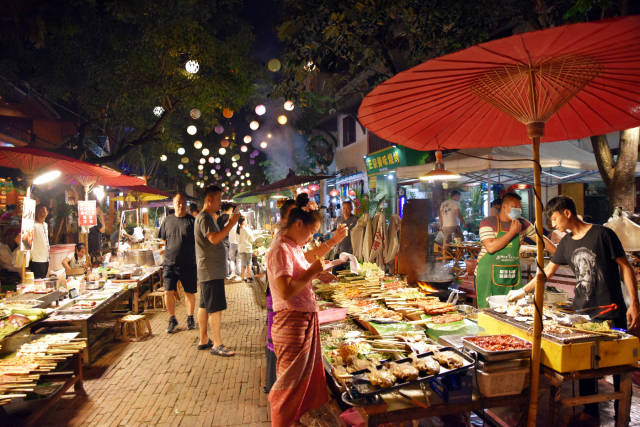 在告庄西双景:有一种璀璨的夜景叫星光夜市.