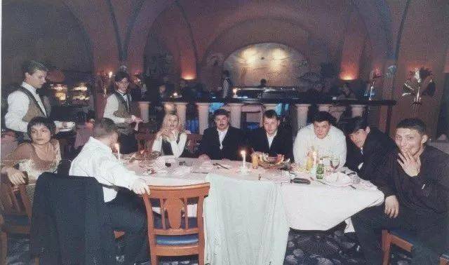 90年代俄罗斯黑社会聚会老照片.