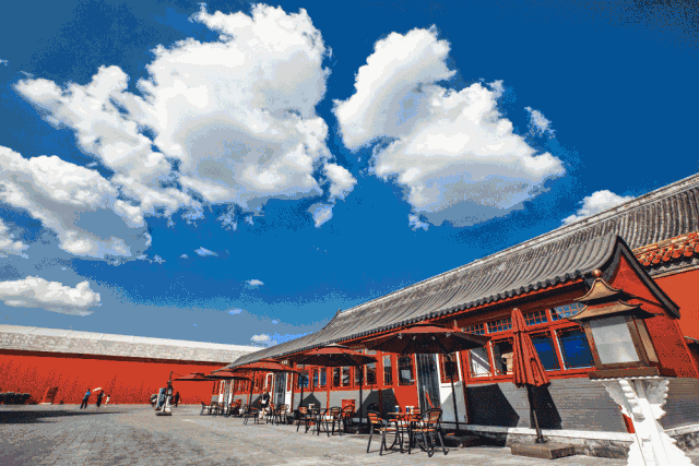 这家门店不仅整个装修上很"故宫",被套上还应了有趣的文字,比如"奉天