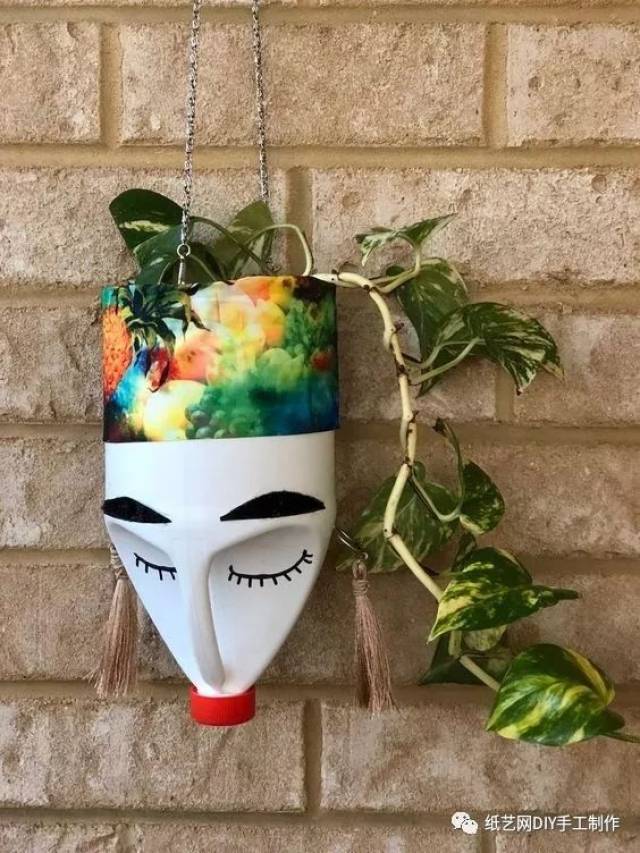 将空置的大洗衣液瓶用起来 现在空瓶上面构思一个形状 用美工进行