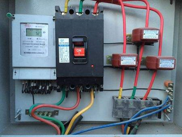 交流接触器控制电机正反转,电流表怎么接线?