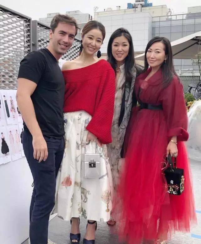 林心如与品牌设计师合影留念.