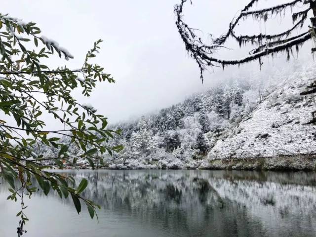 但美丽的海子,奇异的山峰,薄雪覆盖的湿地摊……每一处都让人赞叹不已