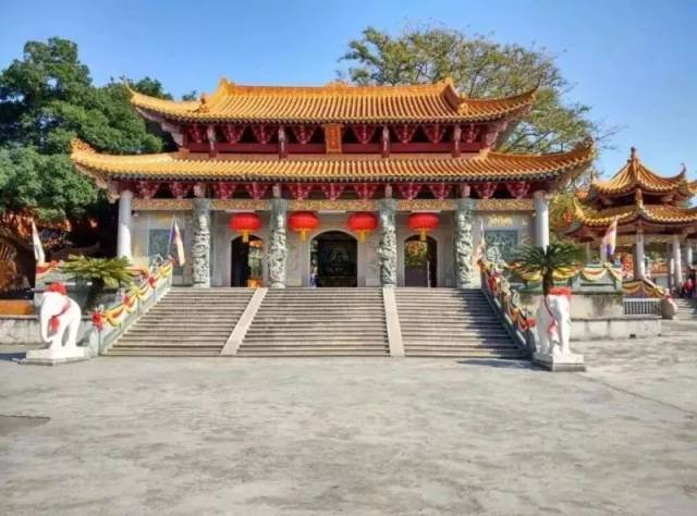 汕头灵山寺位于广东汕头市潮阳铜盂龙山湾,素有"道迹贤踪"的美誉.