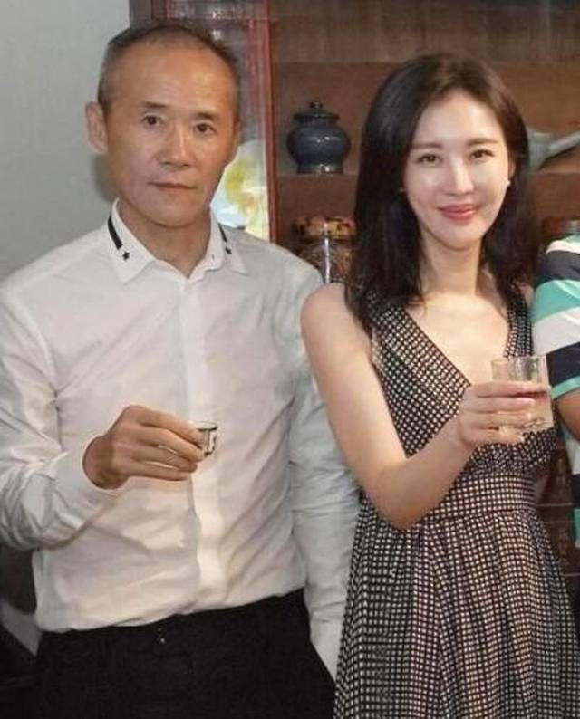 67岁王石与37岁老婆亲密合影照曝光 牵手六年恩爱如初