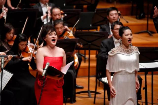 女高音么红(左)女中音董芳(右)演唱《北京圆舞曲》