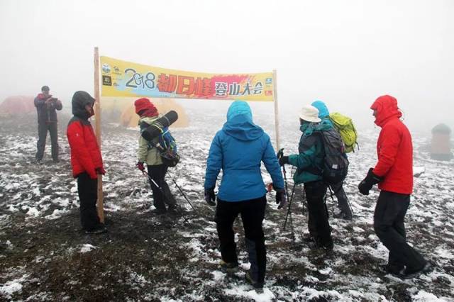 领攀校长曾山和女儿在大本营等待队员到达