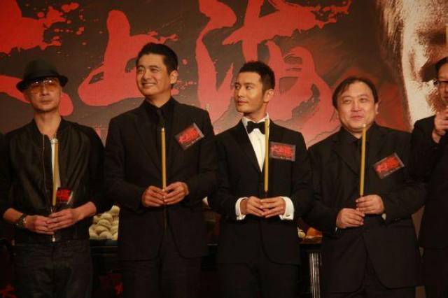 上面这张是第十五届上海电影节红毯,周润发黄晓明两代许文强合作了