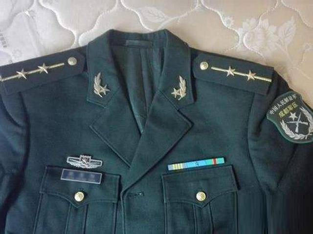 这是春秋常服了.