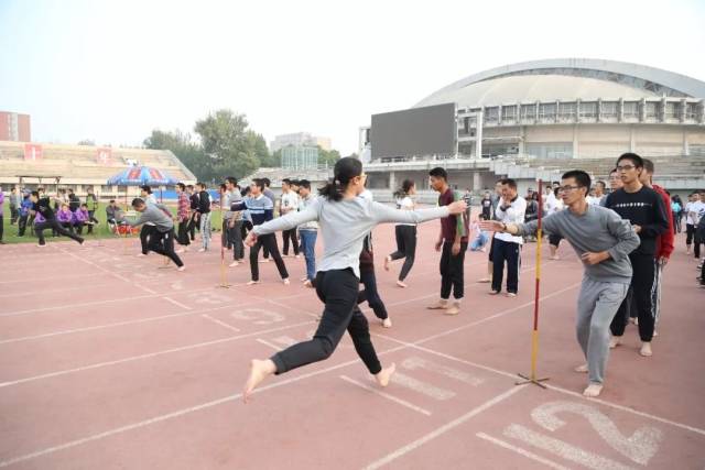 不怕戳脚,清华大学开了个"赤脚运动会"